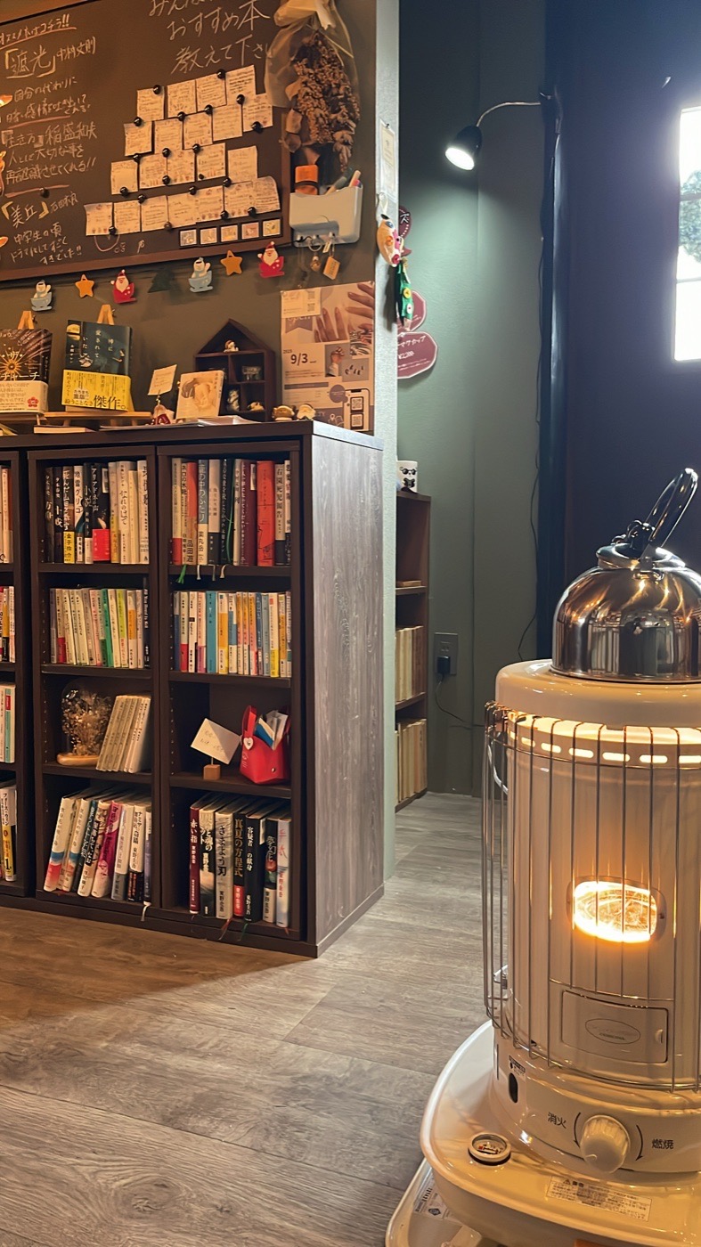 本棚とストーブのある、あたたかい店内