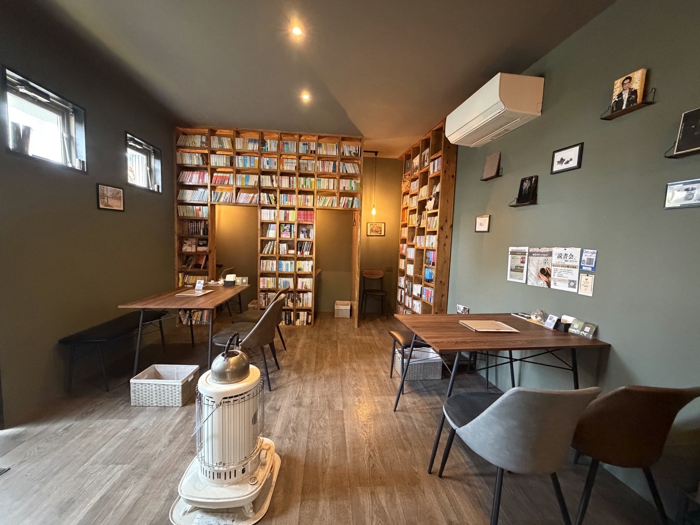 壁一面の本棚がある、すぴんの店内